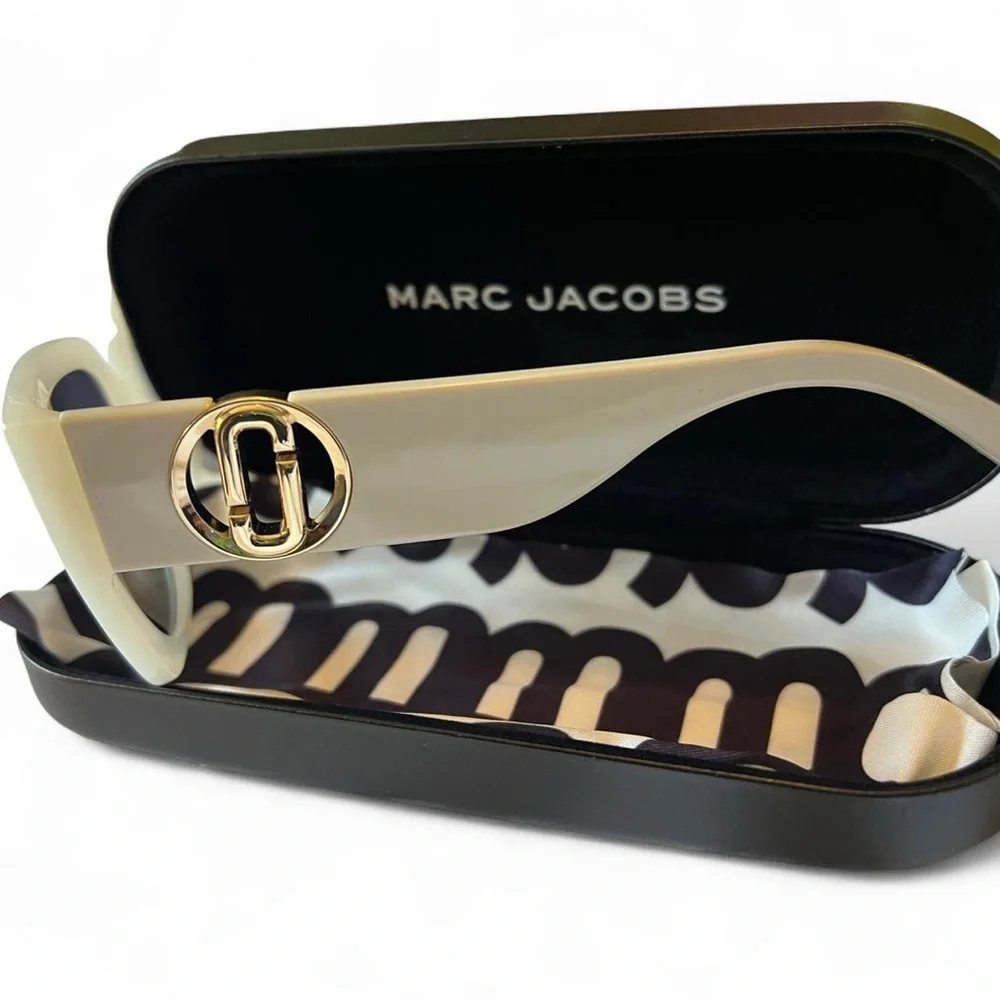 Marc Jacobs Oversized Square Sunglasses in White w: Gold Hardware & Black Lenses - Picture 3 of 5